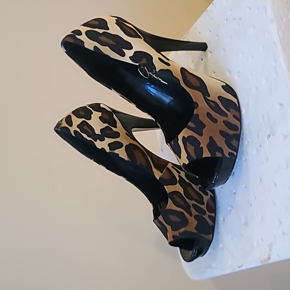 Jessica Simpson, Size 6 Leopard Heels - Picture 3 of 4
